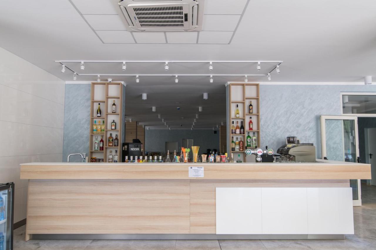פרימורסקו Cinema Hotel מראה חיצוני תמונה